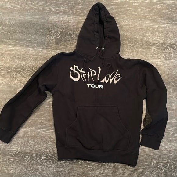 Karol G - Strip love tour hoodie - Picture 1 of 3